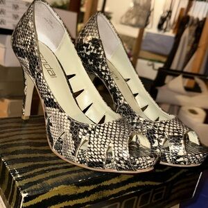 Mother’s Closet/ open toe heels/ snake print